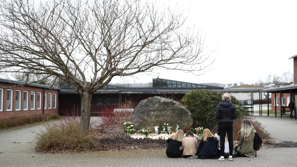 SKENE 20170403
Elever tänder ljus och lägger blommor utanför Ängsskolan i Skene. Barnen som satt på olycksbussen i Härjedalen är elever på Ängsskolan. 
Foto: Thomas Johansson / TT kod