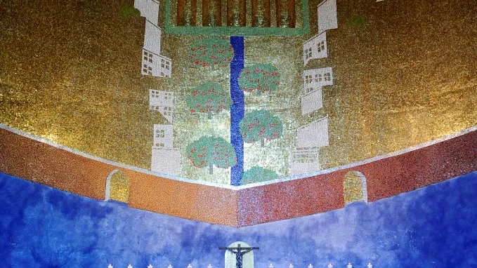 MOSAIK. 100 kvadratmeter mosaik pryder väggen vid altaret i Örnäsets kyrka.