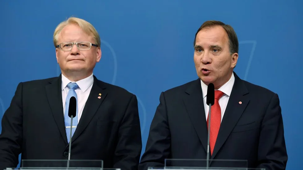 Försvarsministern. Måste få sitt förtroende prövat av riksdagen.