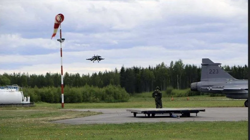 Under ett par dagar i mitten av juni flög Jas Gripen in mot Piteå flygfält för att öva kort landning och start.