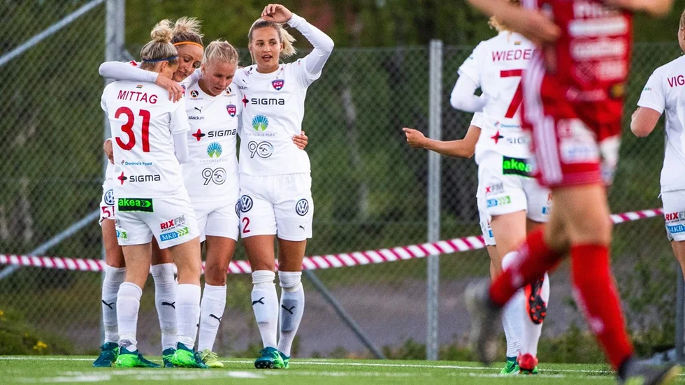 180616 Rosengrd jublar efter 0-1 av Sanne Troelsgaard Nielsen under fotbollsmatchen i Damallsvenskan mellan Pite och Rosengrd den 16 juni 2018 i Kiruna.
Foto: Simon Eliasson / BILDBYRN / Cop 159