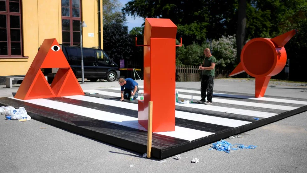 Arkitekturkollektivet Dansbanas har byggt upp en temporär dansbana utanför Arkdes. De färgglada högtalarna styrs av besökarnas mobiltelefoner.