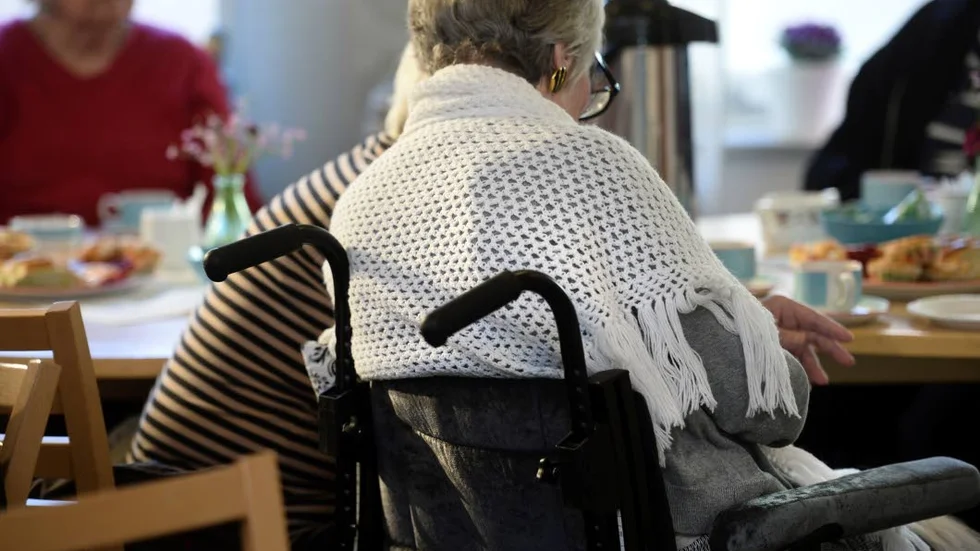 Kommunernas ansvar. Staten kan ange miniminivåer men i slutändan handlar äldreomsorgen om kommunala prioriteringar.