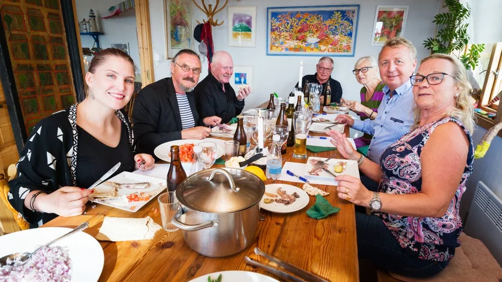 Nöjda. Årets provsmakare närmast på vänster sida Marielle Pensaar Miell, Bernt Viklund och Sten Carlsson. På kortsidan av bordet Gösta Nordberg och sedan Åsa Acking, Stein Nilsen och Anne-Maj Nilsen.