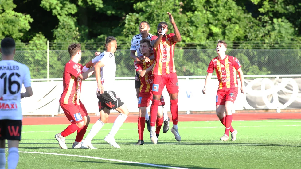 Isak Hellgren Villegas i nickduell med en spelare i Örebro Syrianska. Motala AIF gjorde ingen bra match i ångest-mötet. Spelet fungerar inte och nu börjar man bli orolig för om laget klarar sig kvar i norrettan, skriver Jens Bollius.