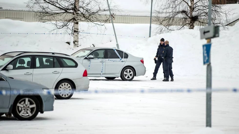 Avspärrat. Mannen hittades i sin bild på parkeringen utanför LF Arena på fredagseftermiddagen. En man anhölls redan på fredagen och har nu begärts häktad.
