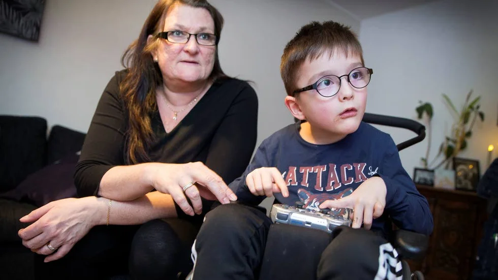 Tv-spel. Ville Lovholt har full koncentration på tv-spelet tillsammans med mamma Pia.