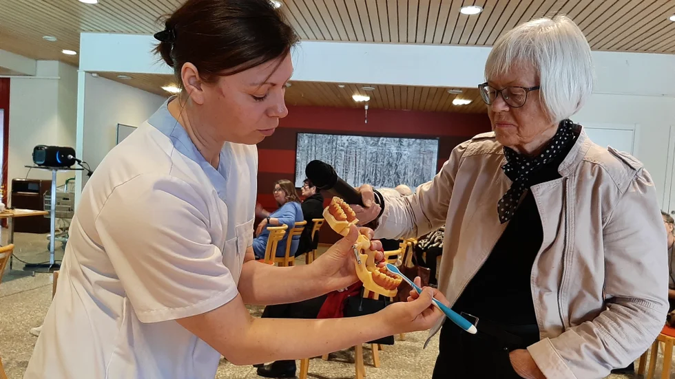Sofie Erks demonstrerar hur man ska borsta tänderna för Hjördis Eklund.