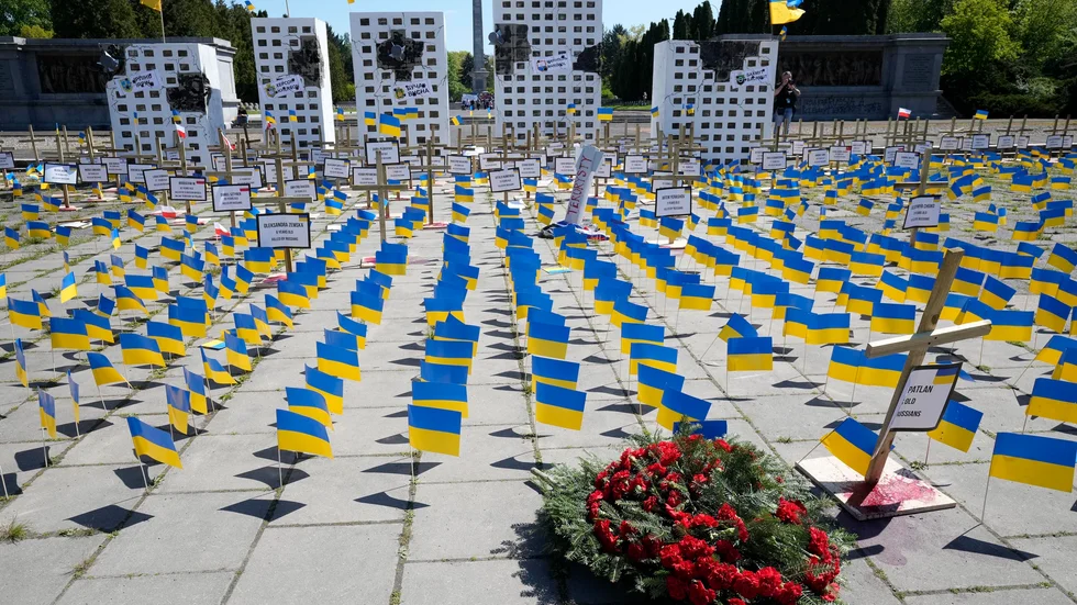 En installation i Polens huvudstad Warszawa representerar ryska krigsbrott i Ukraina. Arkivbild.