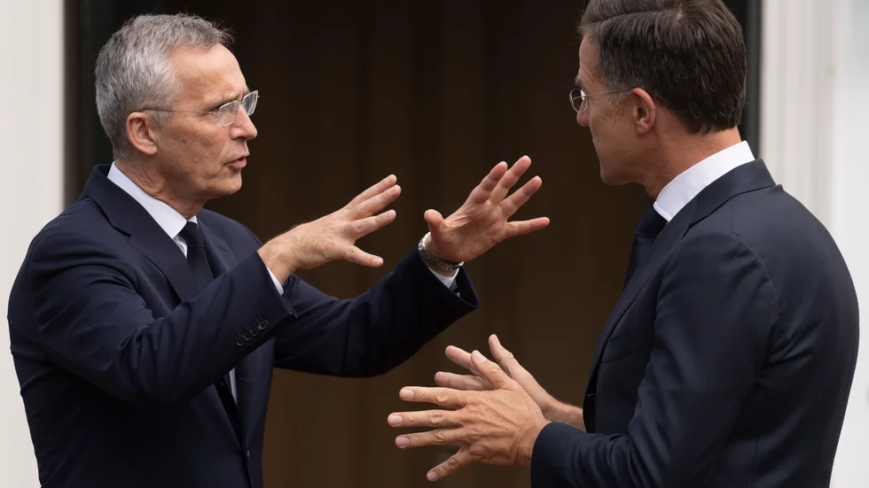 Natos generalsekreterare Jens Stoltenberg, till vänster och Nederländernas premiärminister Mark Rutte i samtal under ett möte som hölls i Haag med sex andra statschefer på tisdagen.