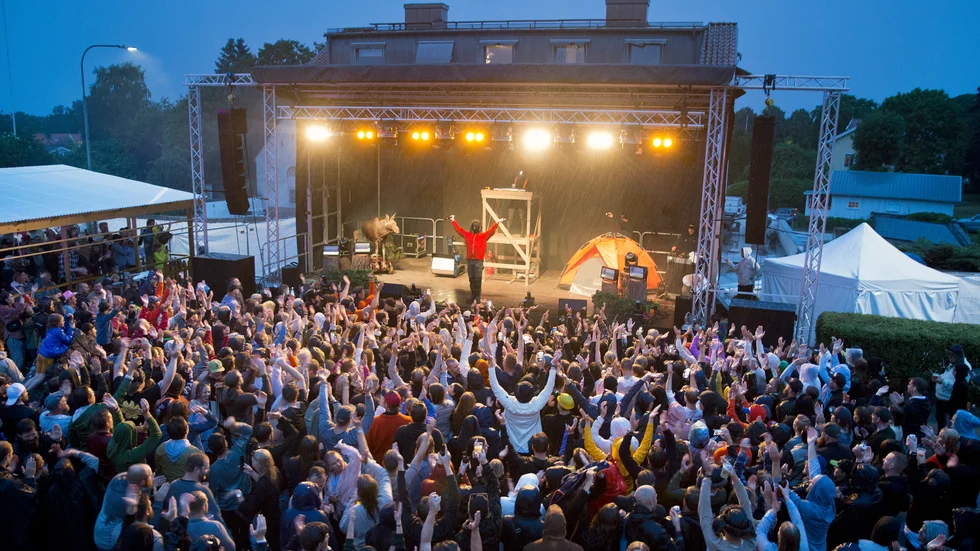Onsdagen den 5 juli stängdes Hamnvägen i Burgsvik av. Sedan utrymdes parkeringsplatsen, för att ge plats åt musikduon Hoojas konsert utanför Burgsviks krog.
