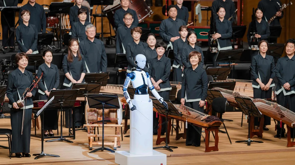 Roboten EveR 6 ledde Sydkoreas nationalorkester i tre stycken under landets första robotledda konsert.