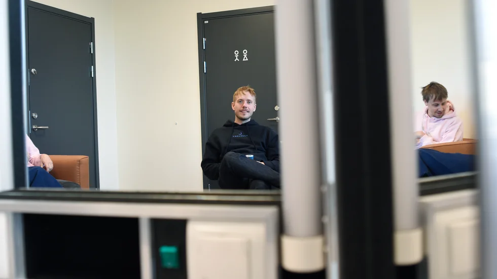 Arvid Lundquist har spenderat drygt tio år i olika loger med Tjuvjakt. Inför spelningen på Kirunafestivalen visade han upp en typisk uppladdning. 