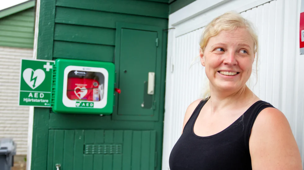 Fyra månader efter hjärtstoppet finns det nu en hjärtstartare på Marie Pedersens uppfart. Vänner, grannar men också personer hon inte känner har bidragit med en slant för att inköpet skulle bli möjligt. Där sitter den, en slags livboj för alla som skulle behöva den.