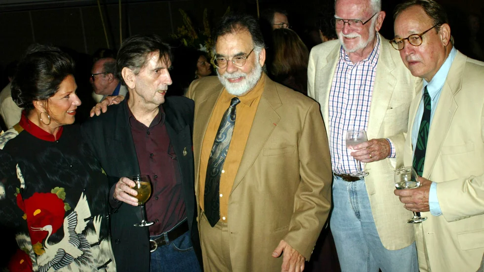 Frederic Forrest (längst ut till höger) är kanske mest känd för sin roll som kocken i "Apocalypse now". I den här bilden från 2003 återförenas han med filmens regissör Francis Ford Coppola (i mitten) för en visning av "Älskling, jag hatar dig!" (1981) där de också jobbade tillsammans. Forrest blev 86 år gammal. Från vänster i bild: Lainie Kazan, Harry Dean Stanton, Francis Ford Coppola, Frank Pierson och Frederic Forrest. Arkivbild.