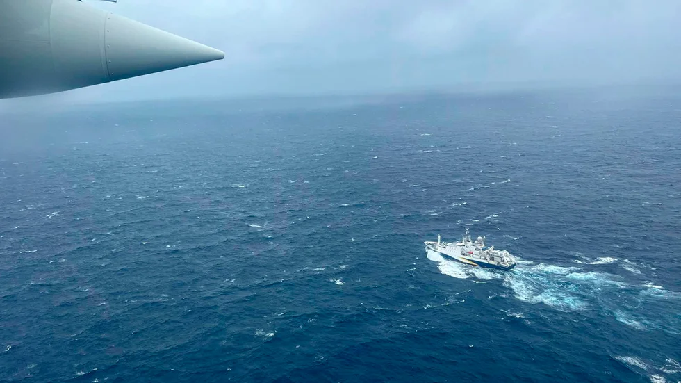 USA:s kustbevakning flyger över ett franskt forskningsfartyg under sökinsatsen efter den försvunna undervattensfarkosten. Arkivbild.