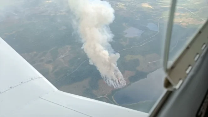 Umeå flygklubbs bild visar hur det brinner i naturreservatet utanför Sorsele.