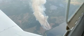 Fortsatt brand i naturreservat under tisdagen: ”Brinner och pyr”