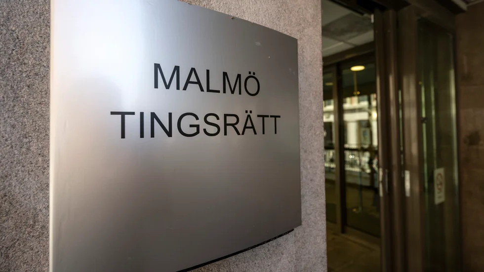 Malmö tingsrätt dömer en man till fängelse i tre år för att han släpade en kvinna efter en traktor. Arkivbild.