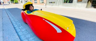 Här glider Urpo, 66, genom Eskilstuna i sin velomobil