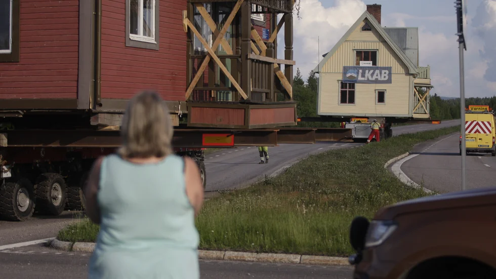 Mitt i rondelen med passerande bilar tog sig sekelskifteshusen mot Gällivare.
