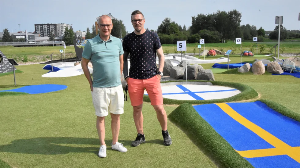 "En vanlig minigolfbana i all ära men det här blir lite mer visuellt spännande säger Daniel Fälldin. Här med Jouko Liakka.