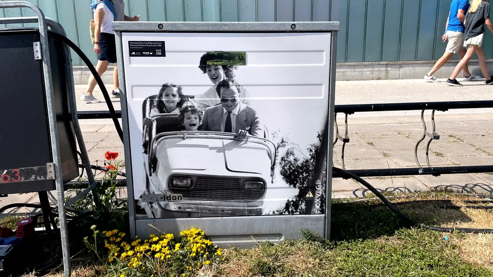 Kungen, prins Carl Philip och kronprinsessan Victoria på Gröna Lund 1986, fotograferad av Bertil Ericson/TT. Detta elskåp finns vid strandpromenaden vid Kallis.