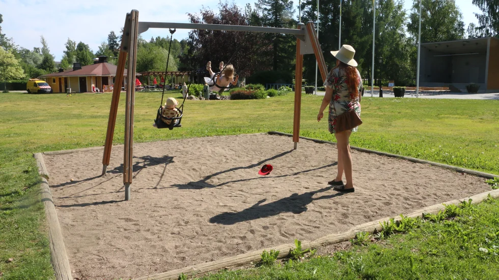Lekparksvärdarna kommer att finnas som en extra vän för sommarlediga barn.