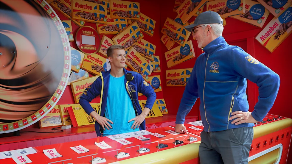Det är ännu fullt med produkter från Marabou vid chokladhjulet, och Lukas Pileborg bekräftar att vinnarna oftast väljer Marabou trots att det finns alternativ. Men Kneippbyn hara beslutat att fasa ut Marabou, berättar Bobbo Werkelin.