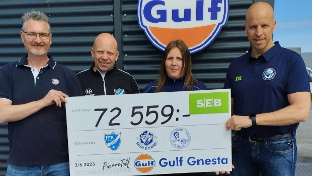 Pierre Tolfs hjärta klappar för föreningslivet. När han var yngre var det fotbollen som tog mest tid. Nu har han emellertid lagt skorna på hyllan och engagerar sig mest via sponsring. Från vänster syns Pierre Tolf tillsammans med representanter för de lokala föreningarna. 
