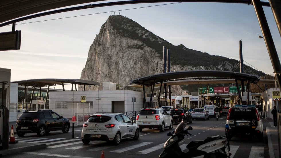 Bilar köar vid gränsen mellan Spanien och Gibraltar. Arkivbild