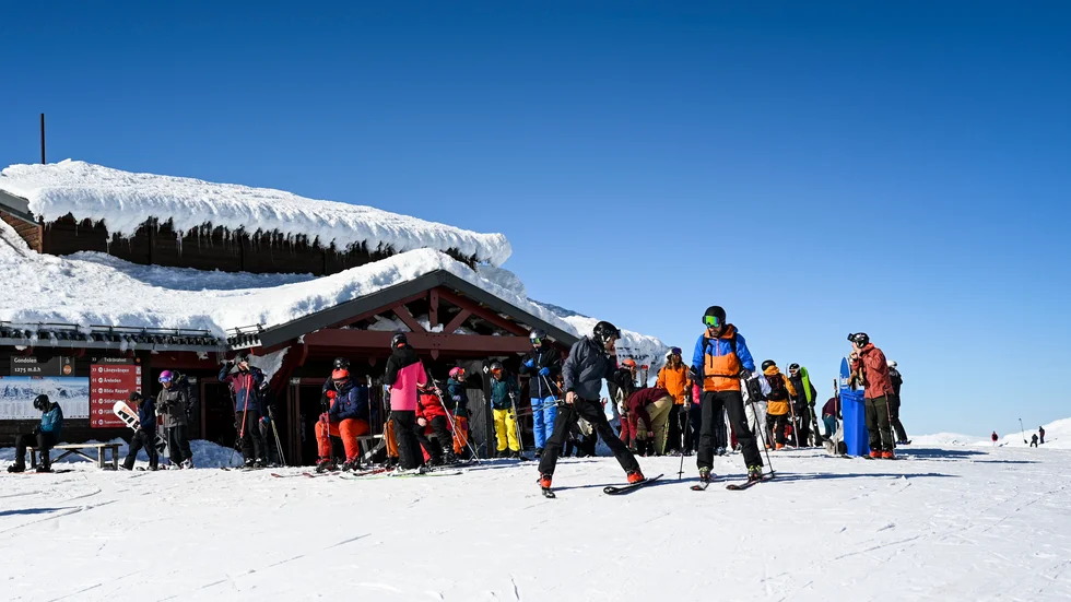 Trängsel ska undvikas även av fjällturister – i backen, på matställen och längs vägen till och från skidorterna. Arkivbild.