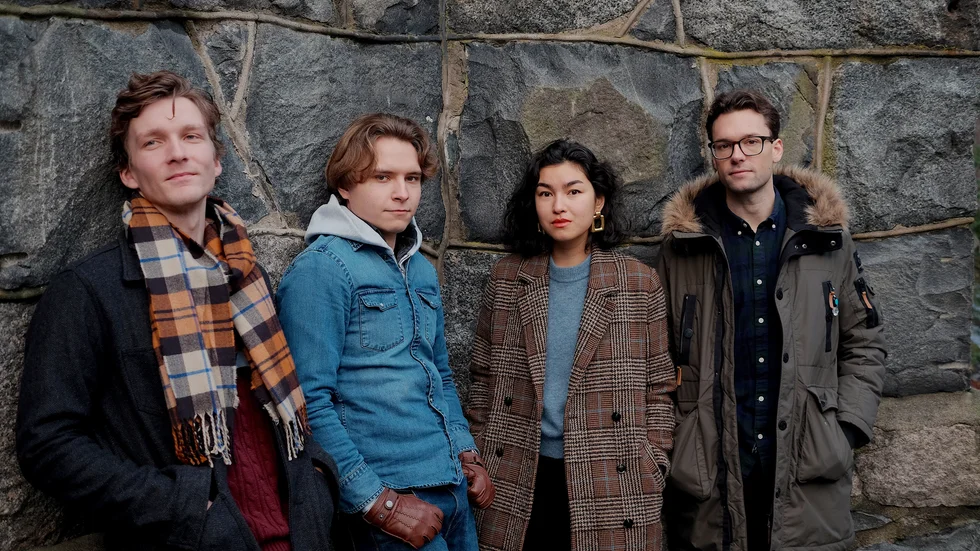 Medverkande (från vänster): Claes Norberg (gitarr), Jacob Aumalis (gitarr), Li-Marie Kåkneryd (sång) och Glenn Garden/Emil Glenngård (låtskrivare, sång & gitarr). Niklas Hedberg (studio).