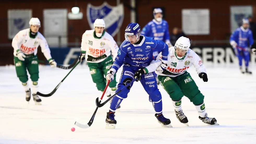 Elias Gillgren skar sig i vaden på en skridsko i matchen mot Hammarby. Gillgren vilade för omplåstring på måndagen, men spelar troligen mot Vetlanda på tisdagen.