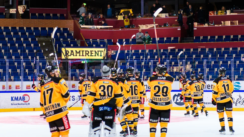 Luleå Hockey tackar några av de få bortafansen som fanns i Löfbergs Lila Arena.