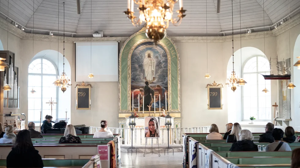Minnesstund i Herrestads kyrka i oktober för 17-åriga Wilma, som enligt två domar blev mördad av sin pojkvän för ett år sedan. Nu går Wilmas anhöriga till Högsta domstolen och kräver livstids fängelse för den dömde mannen.