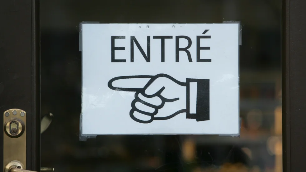 In genom en dörr och ut genom den andra. Det borde vara standard i butiker under en pandemi, tycker signaturen Undrande.