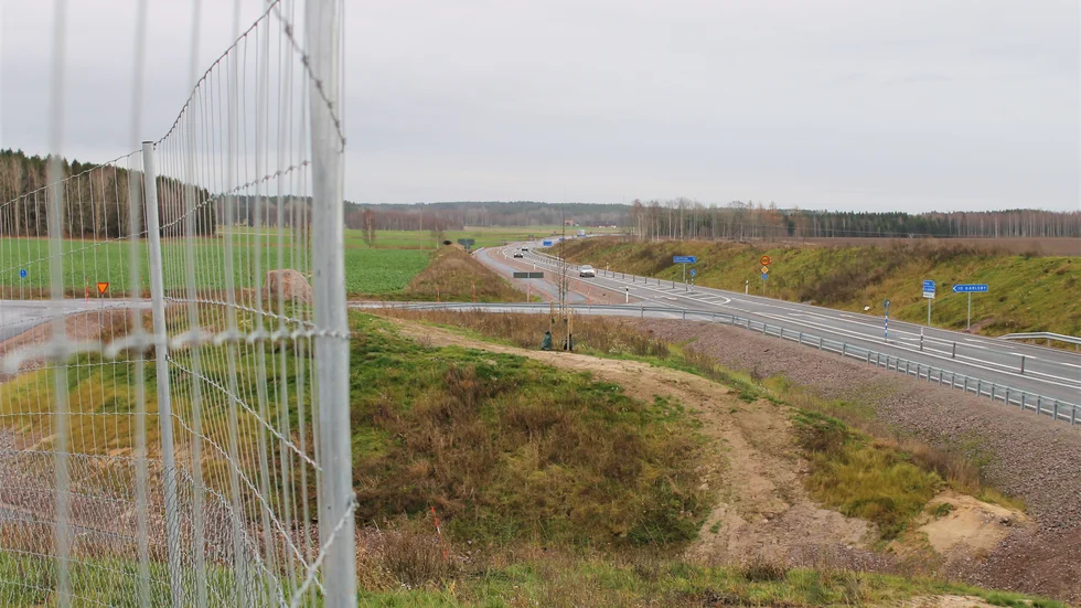 Viltstängslet upphör vid avfarten mot Karlsby och saknas därefter fram till strax före Borensberg. Efter 20 viltolyckor sedan hösten 2020 upprepas på stängsel även här.