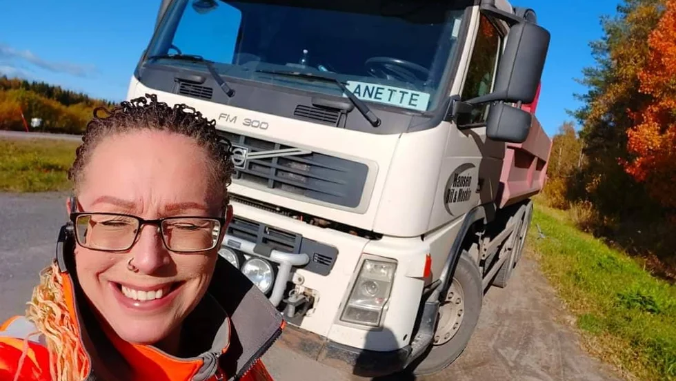 Anette McMurry och "hennes" älskade lastbil Harriet. Ett år fick de tillsammans, sedan kom pandemin emellan.