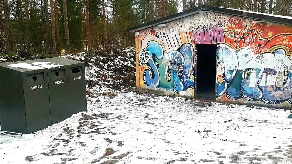 För att hålla rent vid platsen finns även en mindre återvinningsstation för spejburkar och annat skräp.