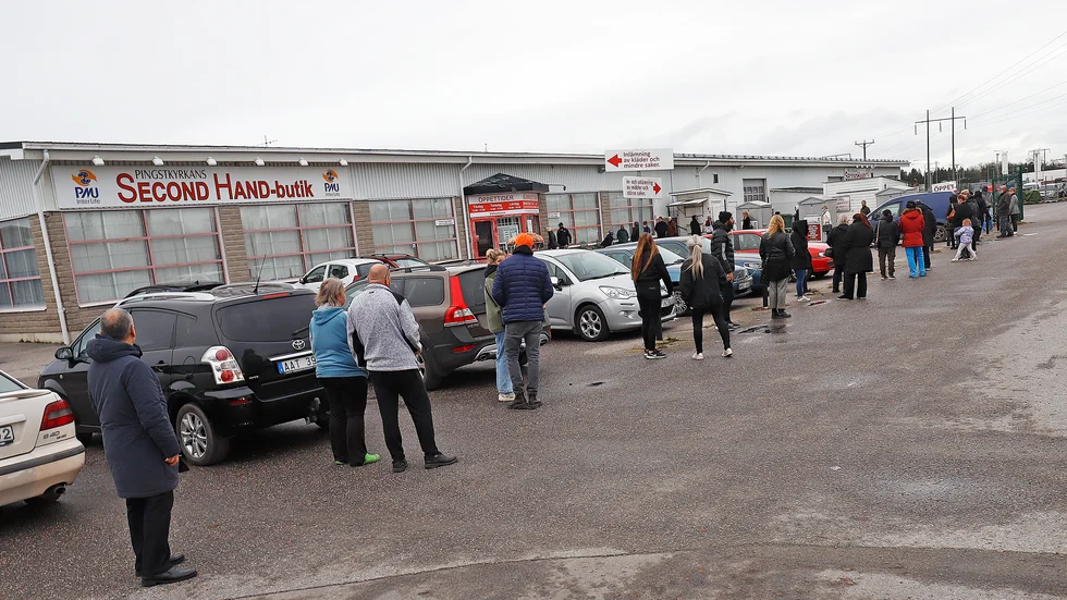 En lång och väldistanserad kö hade bildats till Pingstkyrkans secondhandbutik strax innan öppning på tisdagen.