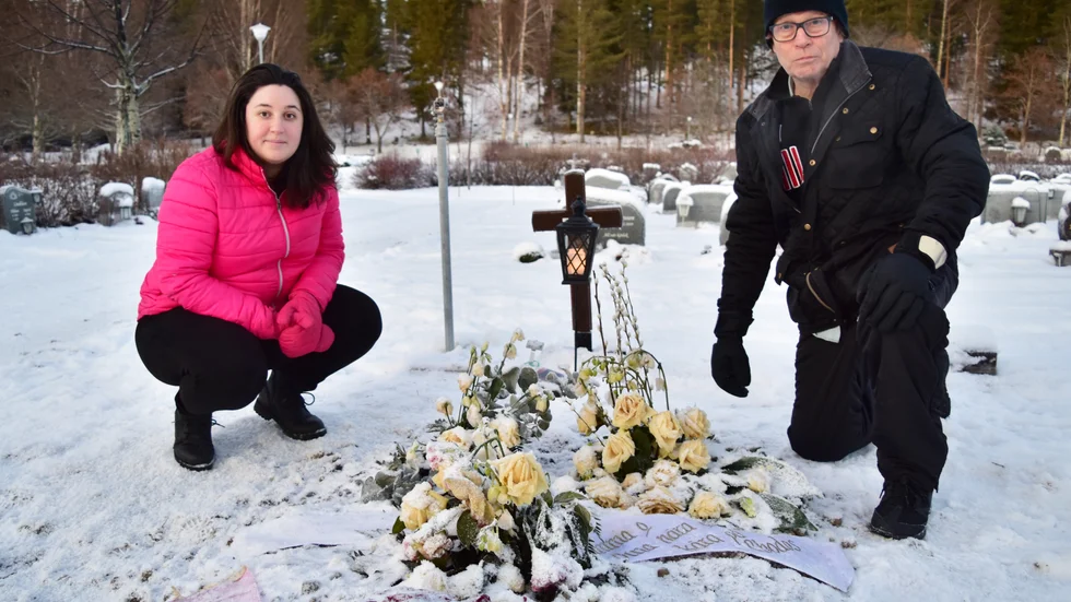 Alexandra och Börje Andersson vid Marias grav. ”Hon valde själv en hörntomt”, berättar Börje.