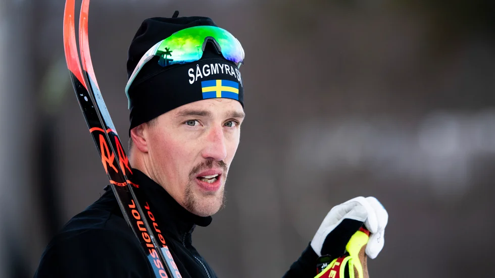 Calle Halfvarsson står över Ruka.