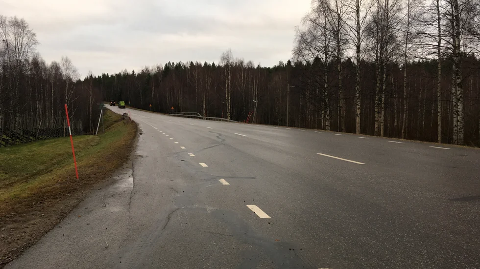 Det förberedande arbetet med att bygga om väg 373, längs sträckan mellan Svensbyn och Vitsand är påbörjat.