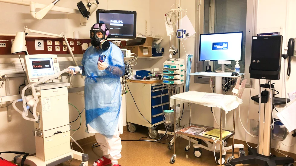 ”Med den här skyddsutrustningen som vi har på oss så är vi ju mer skyddade än vad vi är när vi är och handlar mat”, konstaterar iva-undersköterskan Liisa Nygren, som arbetar med coronapatienter.