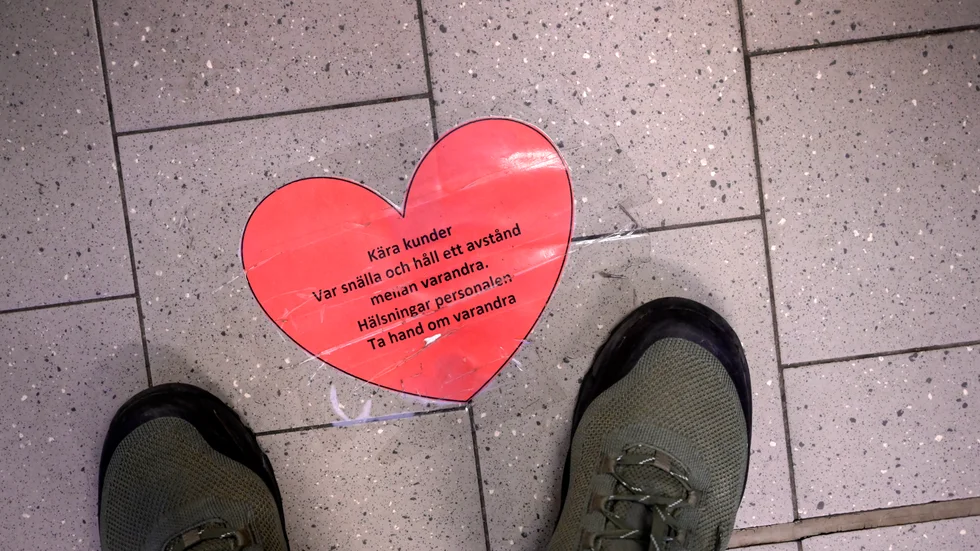 Verksamheten har ansvar - men också individen. Kommunen får in en del klagomål om trängsel i butiker och andra miljöer som inte omfattas av regelverket. "Man får tänka till och välja att handla vid annat tillfälle".