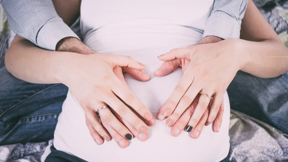 Att vara gravid, att bära på ett nytt liv inuti sin egen kropp, kan av många olika skäl vara både en välsignelse och en förbannelse.