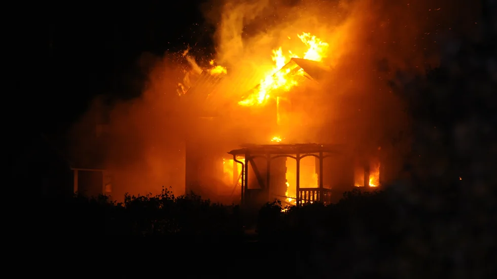 En man omkom vid en kraftig villabrand på Vikbolandet natten till måndag.