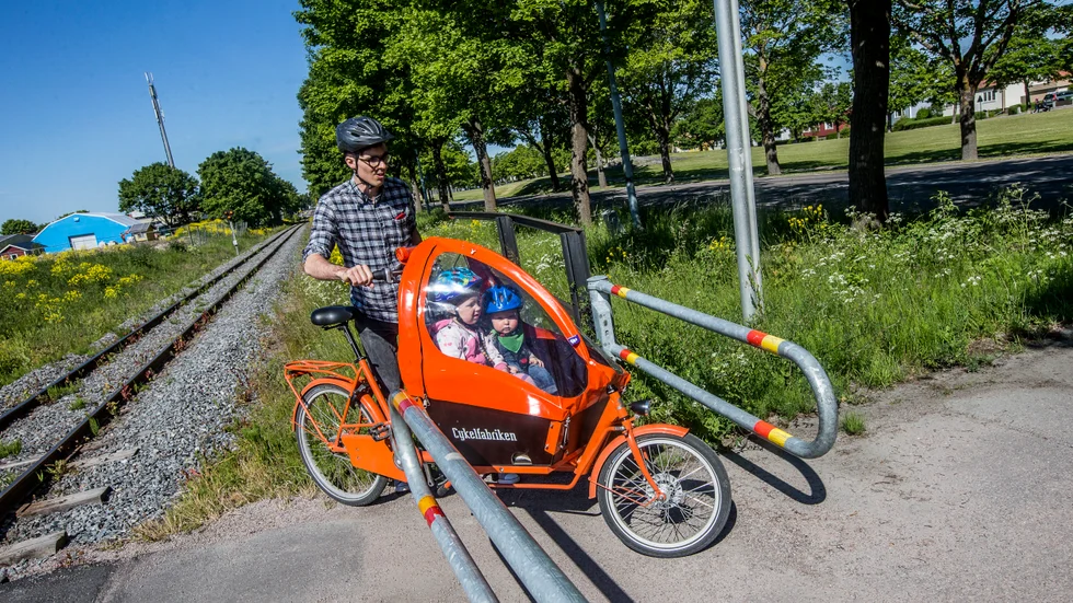 De smala grindarna vid Lennakattens övergångar ska justeras. Men passagen vid Fålhagsledens förskola, där Anders Warnqvist fastnar med sin lastcykel, kommer inte att få fällbara bommar.