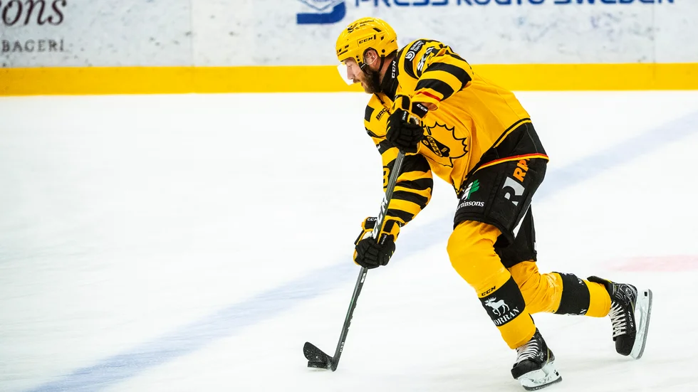 Petter Granberg blev skadad i AIK:s match mot Malmö.